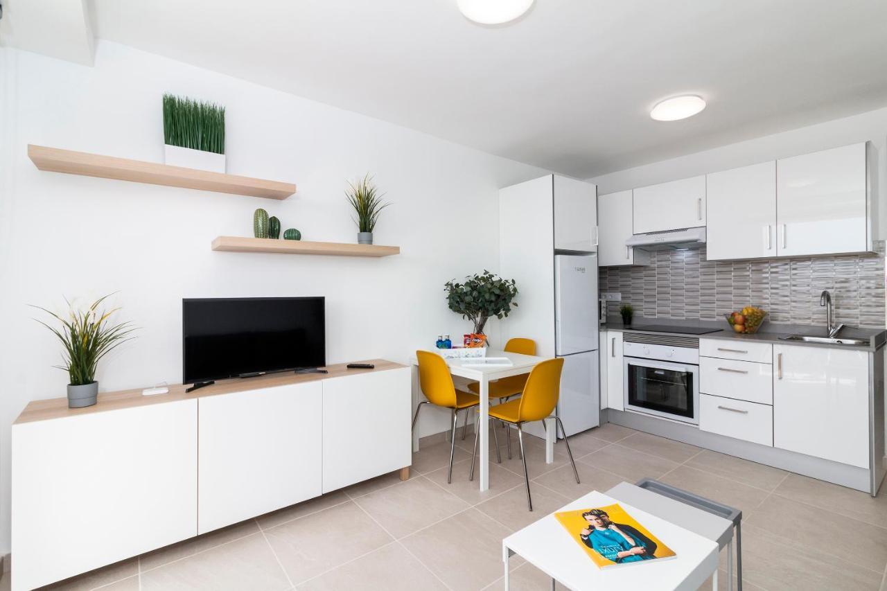 Homeforguest Modern And Recently Renovated Apartment In Arona Arona  Exterior foto