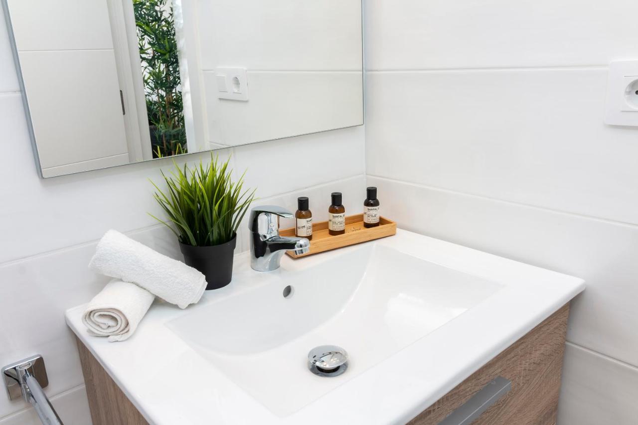 Homeforguest Modern And Recently Renovated Apartment In Arona Arona  Exterior foto