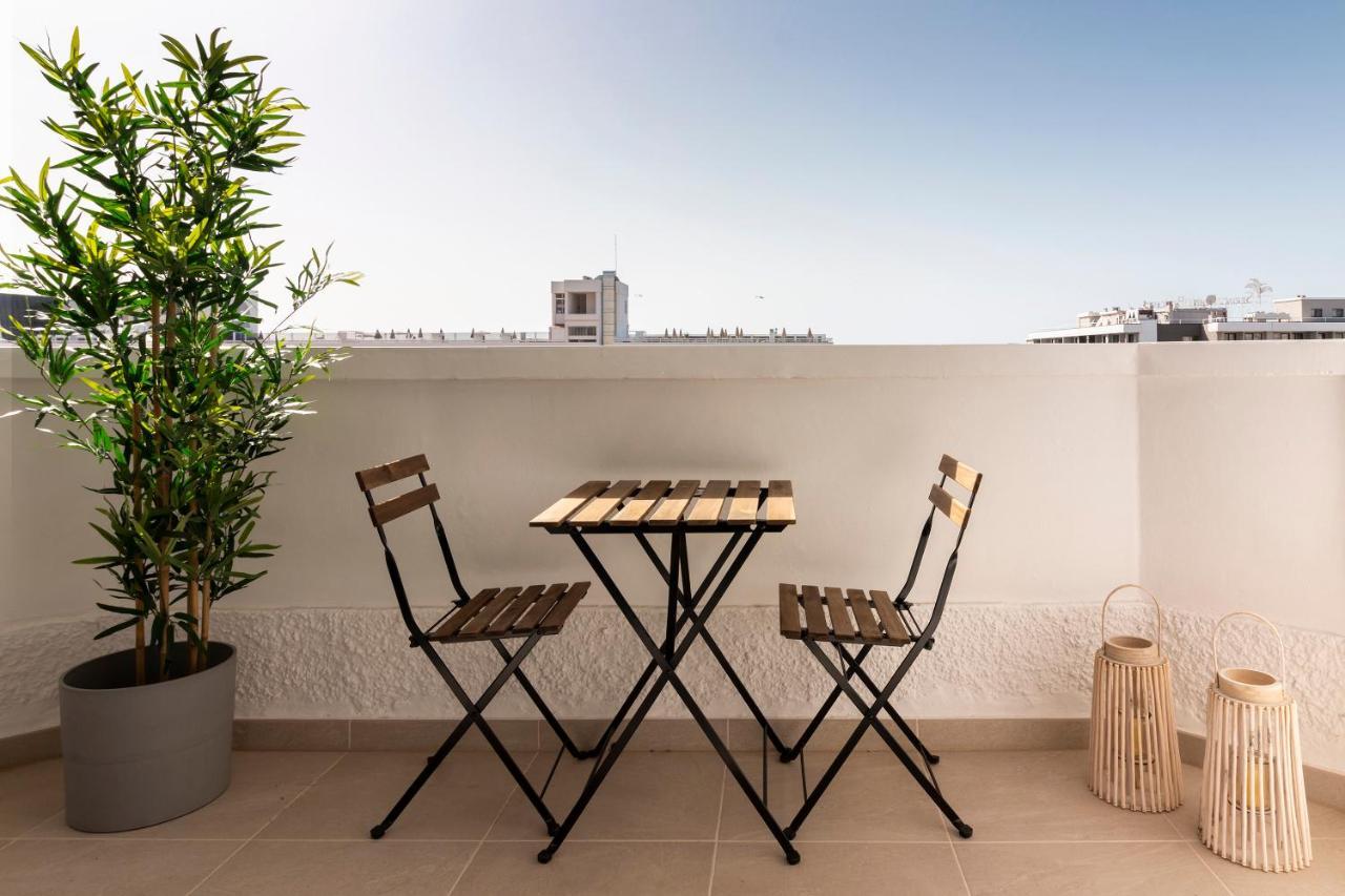 Homeforguest Modern And Recently Renovated Apartment In Arona Arona  Exterior foto