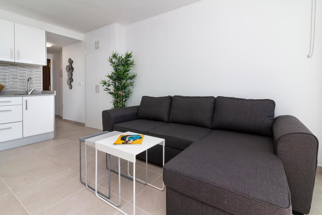 Homeforguest Modern And Recently Renovated Apartment In Arona Arona  Exterior foto