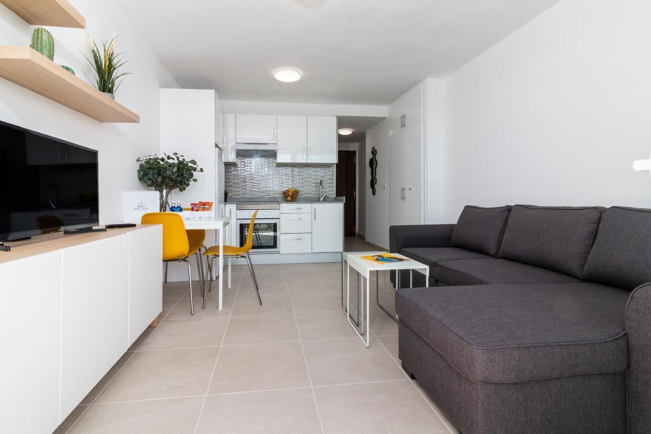 Homeforguest Modern And Recently Renovated Apartment In Arona Arona  Exterior foto