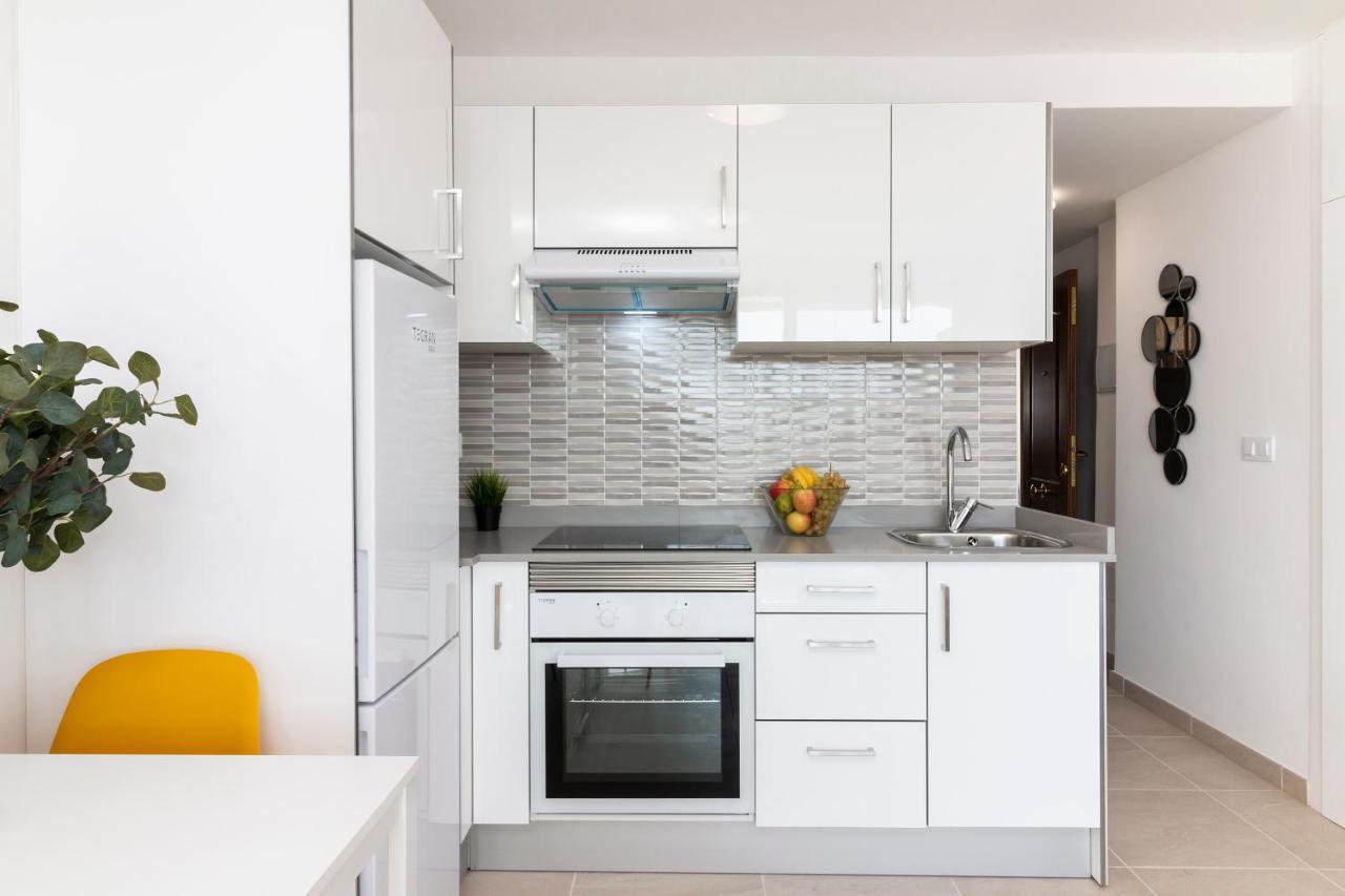 Homeforguest Modern And Recently Renovated Apartment In Arona Arona  Exterior foto